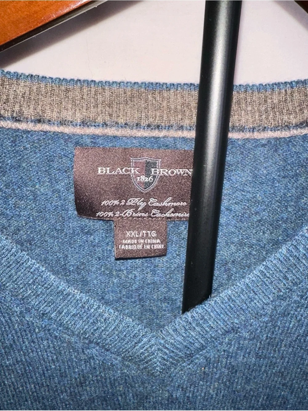Black Brown V-Neck 2 Ply Cashmere Sweater in Deep Navy Blue